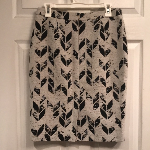 Hugo Boss brand size 8 lined straight skirt with zipper closure - Picture 2 of 7